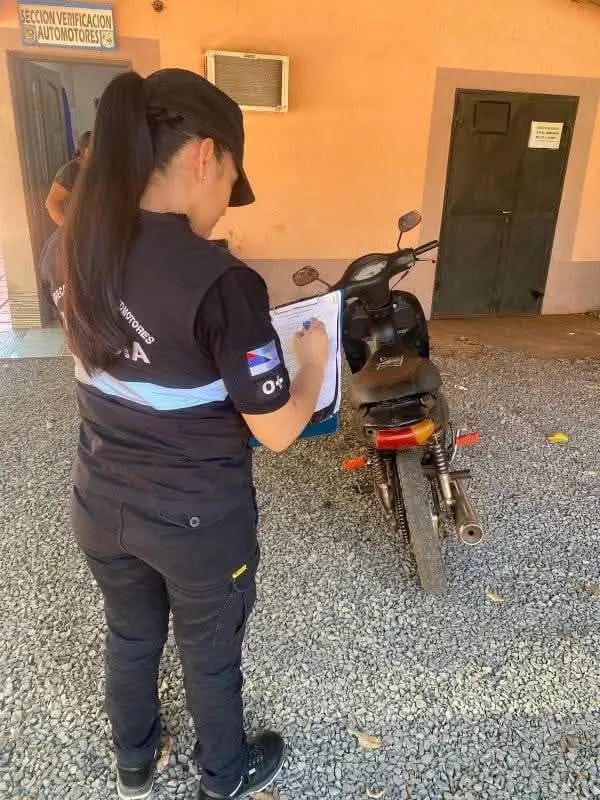 Policías incautan una motocicleta por adulteración en San Javier