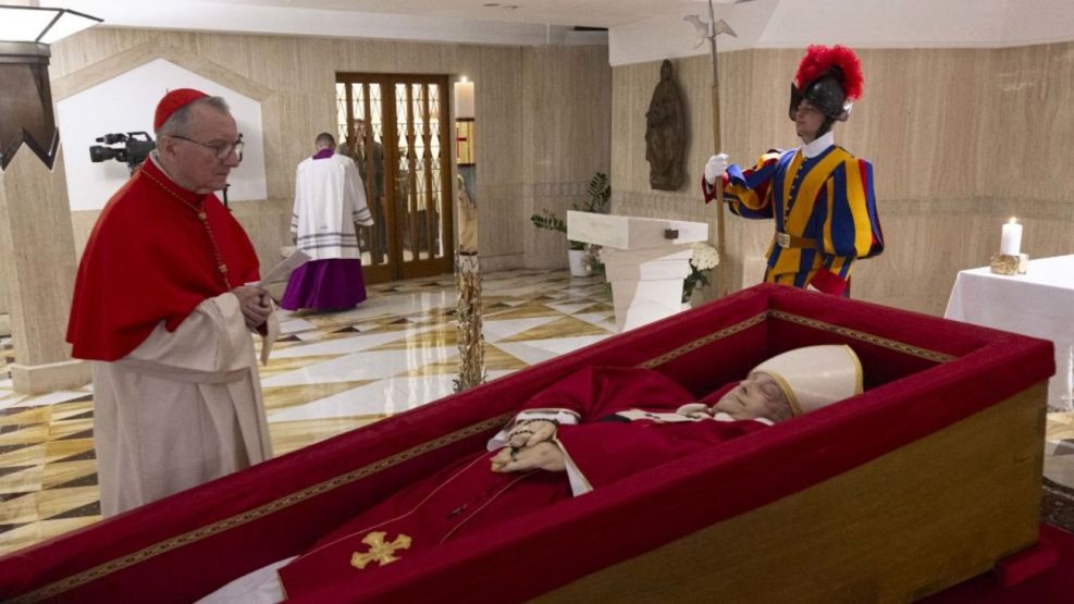 El Vaticano publicó las primeras fotos del féretro del Papa Francisco